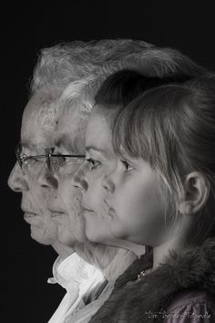 Quatro gerações de uma família de perfil, em preto e branco